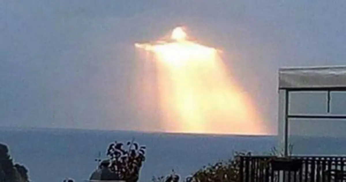 Breathtaking image of ”Jesus” appears in the sky as the sun bursts through clouds over