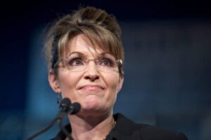 Sarah Palin was crushed after her 27-year role model marriage ended by email, now she’s found love again!