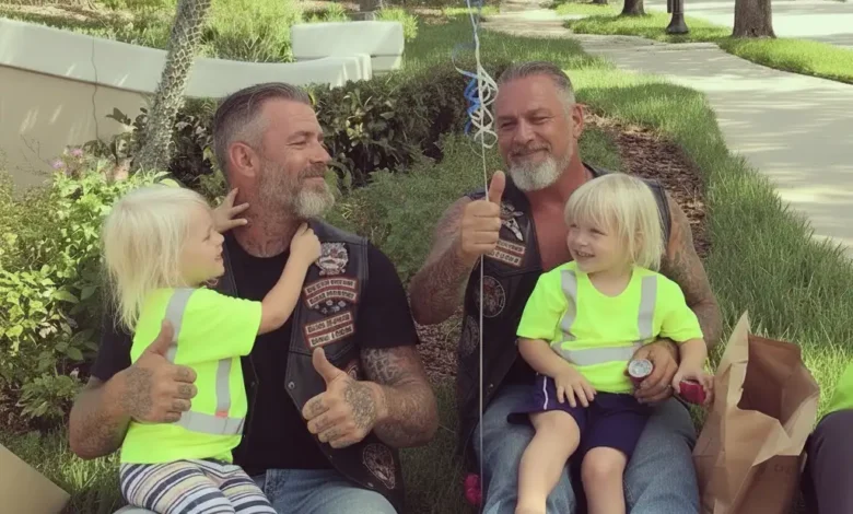 The Biker Found Two Kids Waiting At The Bus Stop With A Note That Said “Please Take Care Of